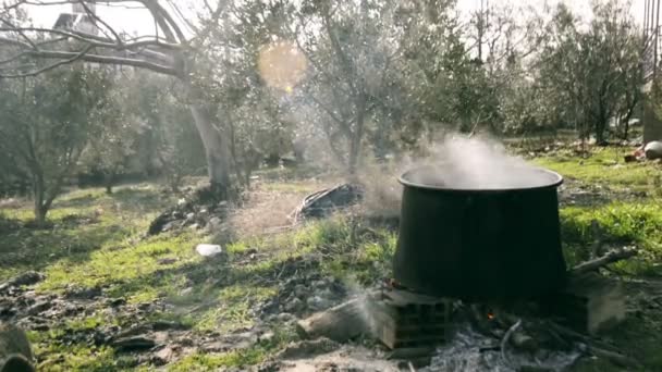 Kochen im Boiler von außen. — Stockvideo