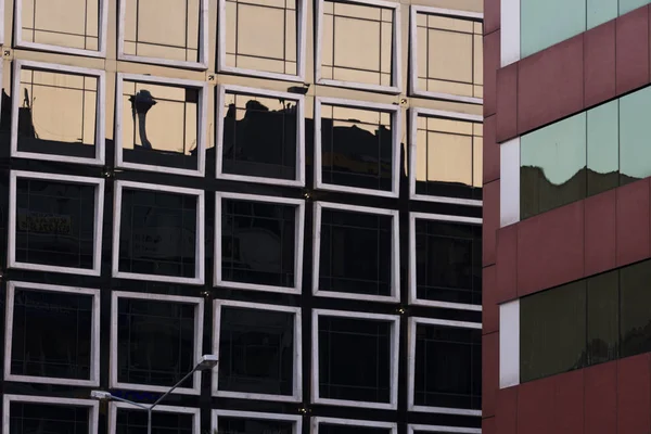 Fenster und Reflexionen abstrakter Hintergrund. — Stockfoto