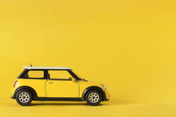 Gele speelgoedauto — Stockfoto