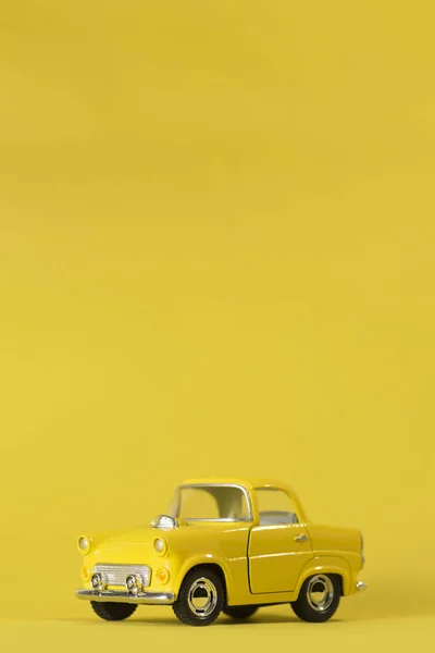 Carro de brinquedo amarelo — Fotografia de Stock