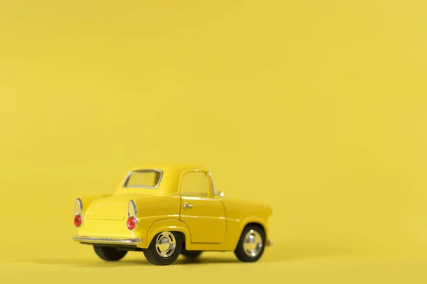 Carro de brinquedo amarelo — Fotografia de Stock