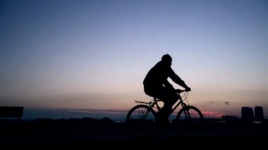 Bisiklet sürme ve halklar siluetleri yürüme.