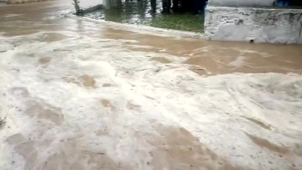 Extreme regenval veroorzaakt de vloed. — Stockvideo