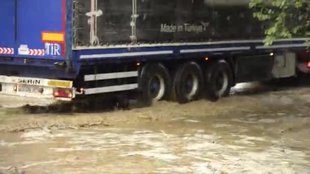 Extreme regenval veroorzaakt de vloed. — Stockvideo