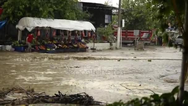 Extreme regenval veroorzaakt de vloed. — Stockvideo