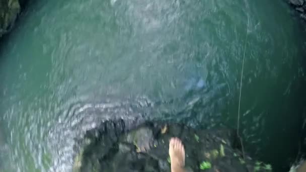 Saltar e mergulhar na cachoeira Aling aling . — Vídeo de Stock