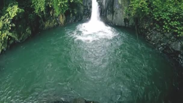 Cachoeira Aling aling em Bali . — Vídeo de Stock