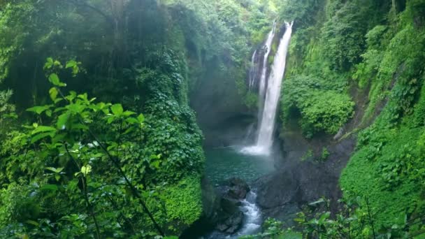 Rybářská rybářská vodopádový vodopád na Bali. — Stock video