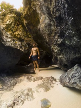 Kayaların arasındaki bir adam portresi