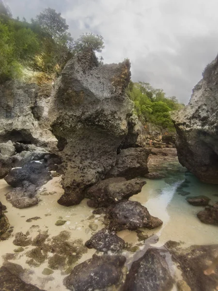 Skały i krajobraz w padang padang beach. — Zdjęcie stockowe