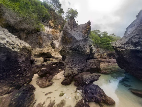 Skały i krajobraz w padang padang beach. — Zdjęcie stockowe