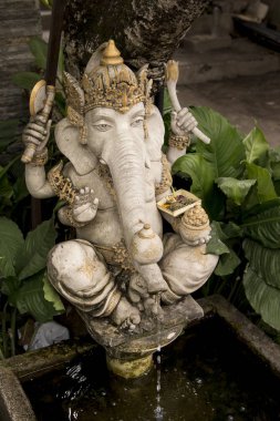 Bir evin önünde Ganesha heykeli.