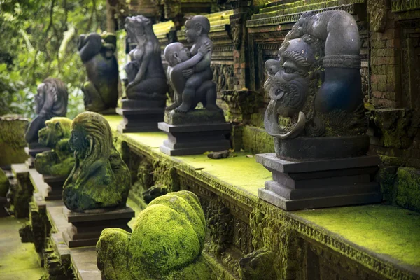 Statues at monkey forest. — Stock Photo, Image