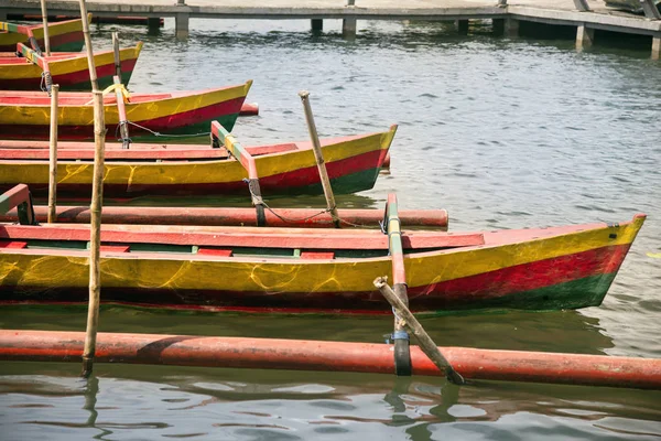 Bateaux rouges garés . — Photo