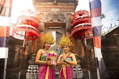 Kız iki geleneksel Balinese giyinmiş.