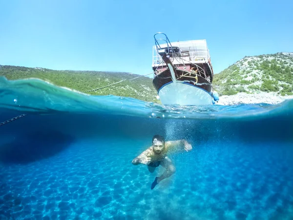 Mann taucht unter Wasser — Stockfoto