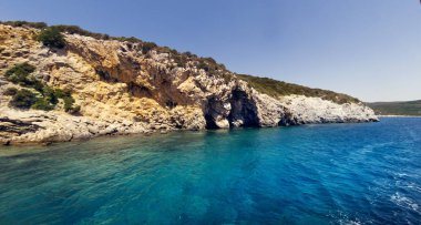 Deniz ve gökyüzü landsape kayalar