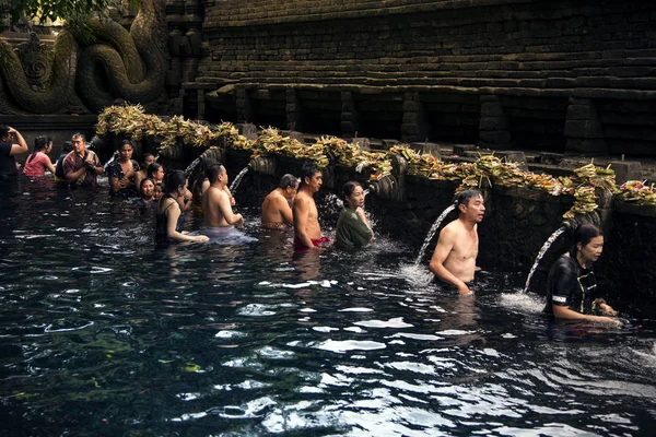 People at holy water temple. — Stock Photo, Image