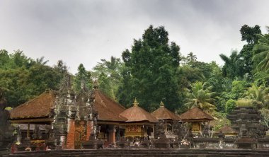 Bali dili çatılar ve tapınaklar Goa Gajah Tapınağı'nda.