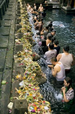 İnsanlar kutsal su Tapınağı'nda.