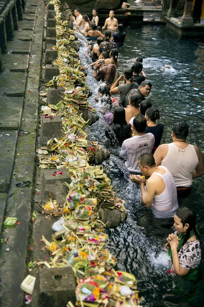 İnsanlar kutsal su Tapınağı'nda.