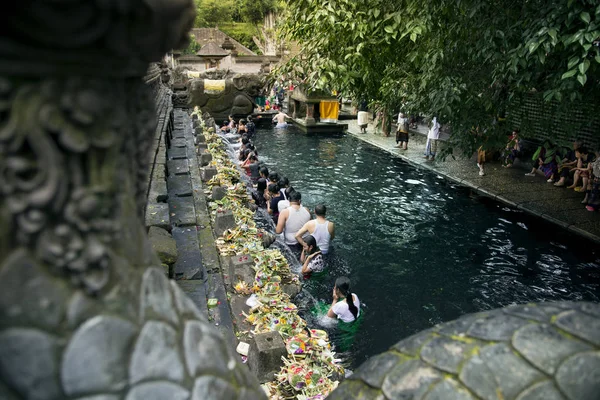 People at holy water temple. — Stock Photo, Image