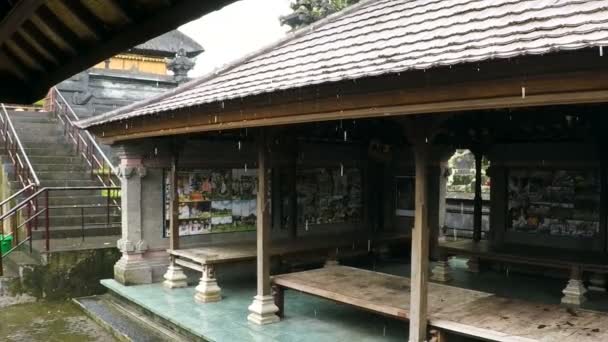 Regenachtige scène uit Besakih Tempel Bali Indonesië. — Stockvideo
