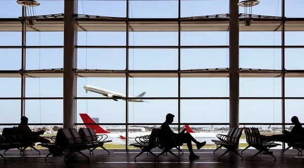Port lotniczy samoloty i ludzi. — Zdjęcie stockowe