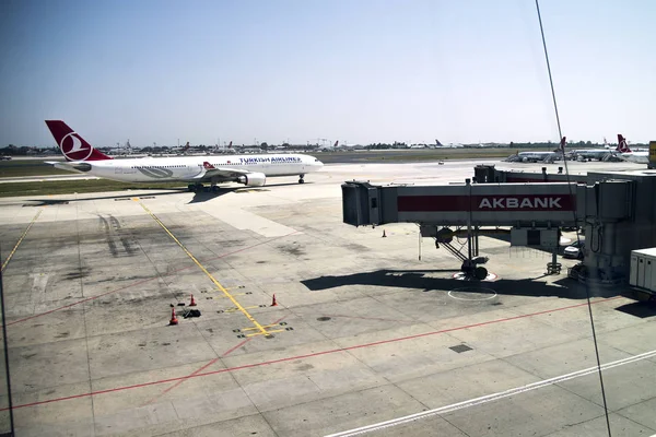 Avião das companhias aéreas turcas no terreno . — Fotografia de Stock