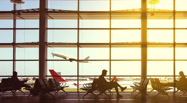 Aviões e pessoas do aeroporto . — Fotografia de Stock