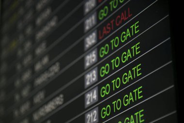 Ekran yazılı kapı.