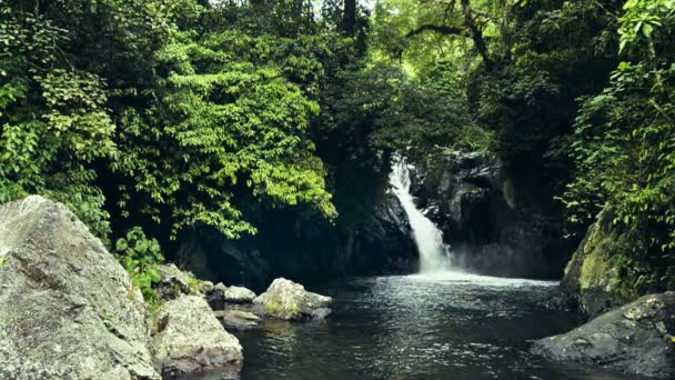 Cachoeira Aling aling na Indonésia Bali . — Vídeo de Stock