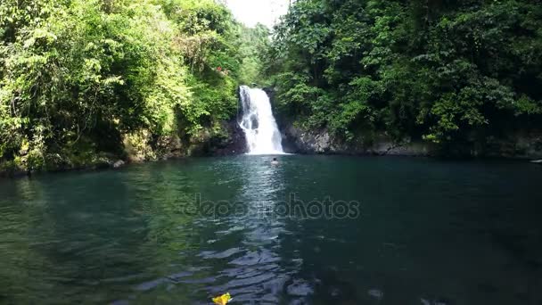 Aling Aling vattenfall på Indonesien Bali. — Stockvideo