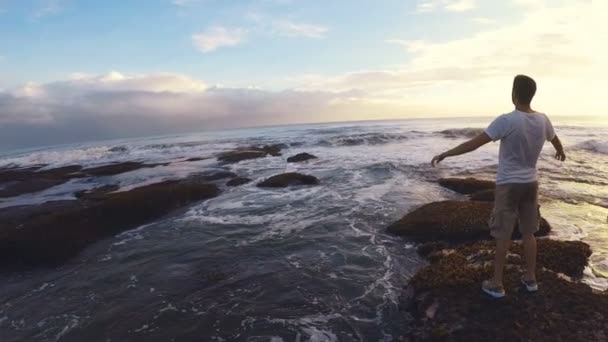 20 de ani şi-a deschis braţele spre ocean . — Videoclip de stoc