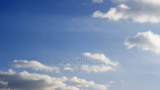 Nuages timelapse sur un ciel bleu séquences 4K . — Video