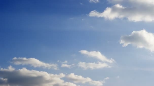 Nubes timelapse en un cielo azul 4K metraje . — Vídeos de Stock