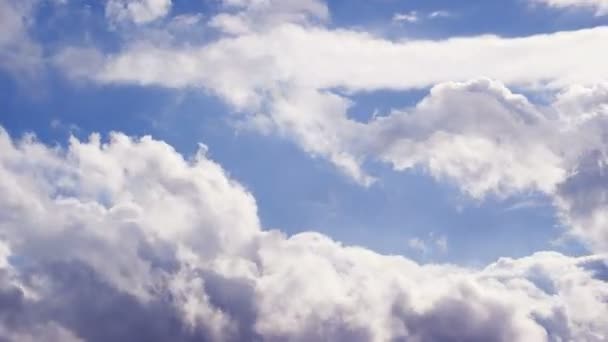 Облака со временем на голубом небе 4K . — стоковое видео