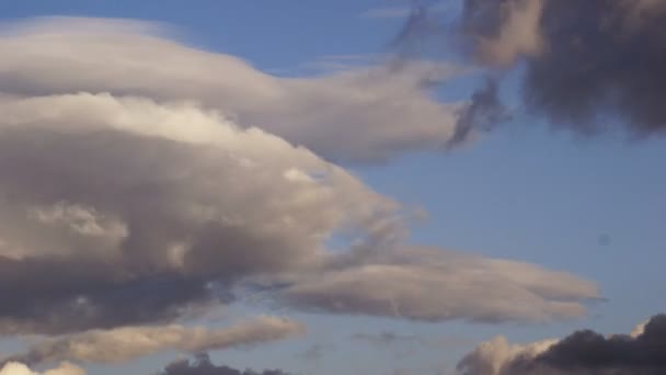Nubes timelapse en un cielo azul 4K metraje . — Vídeo de stock