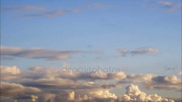 Nuvens timelapse em um céu azul imagens 4K . — Vídeo de Stock