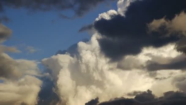 Bulutlar timelapse mavi gökyüzü 4k görüntüleri üzerinde. — Stok video