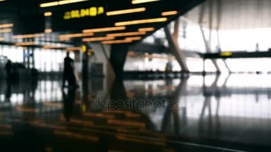 Ufuk Havaalanı baackground. Havaalanında siluet insanlar.