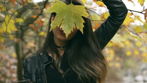 Jedna Kobieta Bliskiego Wschodu Pozowanie Suchych Liści Jesieni Naturze — Wideo stockowe