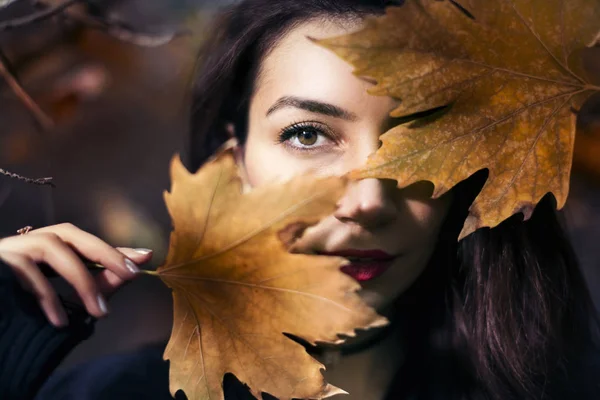 Ritratto di donna con foglie secche . — Foto Stock