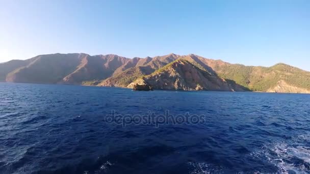 Νότιο Αιγαίο Θέα Άκρες Στο Νερό Από Μια Βάρκα — Αρχείο Βίντεο