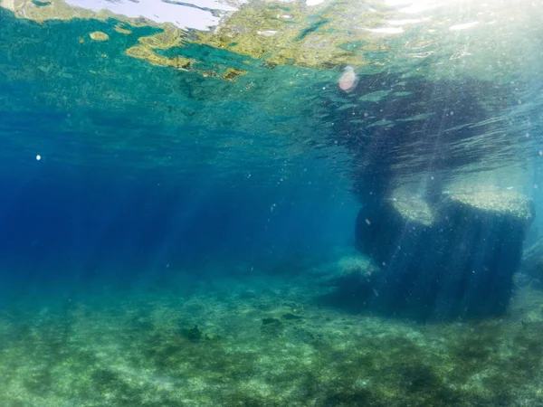 Подводный пейзаж и большая скала — стоковое фото