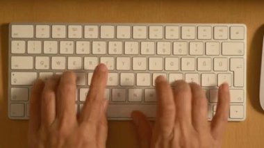 Üstten Görünüm iki elle klavyede yazma.