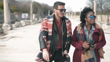 Beyaz adam ve Afrika kadın çift Efes ve çevresinde keşfetmek adlı bir antik kenti ziyaret.