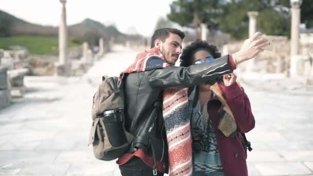 つの白人男性と黒人女性のイズミル セルジューク トルコのエフェソス古代都市で Selfie を取って — ストック動画