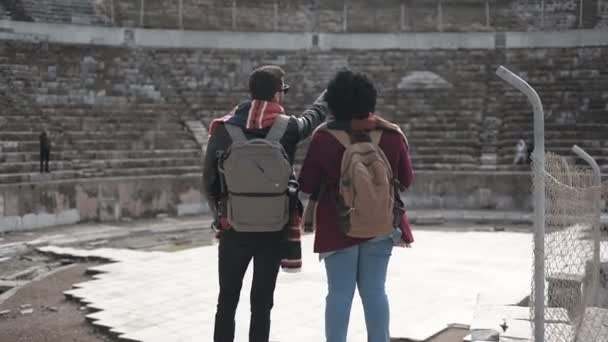 Hombre Blanco Mujer Africana Pareja Visita Una Antigua Ciudad Que — Vídeo de stock