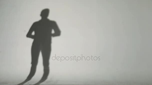 Σέξι Άντρας Σκιά Στον Τοίχο Έρχεται Πόδια Και Πάρει Γυμνή — Αρχείο Βίντεο